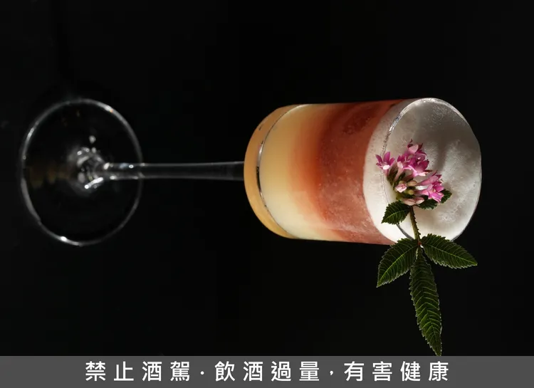 期間限定調酒「阿斯特莉亞」，源自astral，橙色的漸層，象徵掌握星辰運行的高貴女性。業者提供