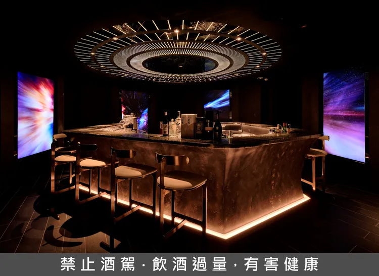 SS Bar的用餐空間設計前衛，調酒吧檯圍繞巨幅螢幕，放映宇宙星空的錄像作品，為館內拍照打卡熱點之一。業者提供