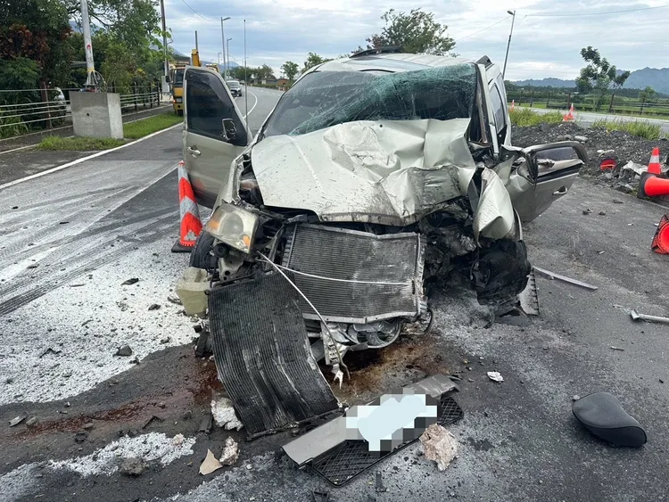 林男駕駛休旅車撞毀分隔島上測速照相積及變電箱，導致車頭全毀。警方提供。
