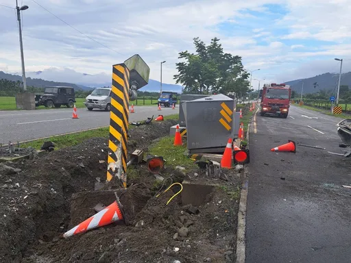花蓮休旅車自撞「擊落」台九線測速照相機 民眾驚呼:太準了吧!