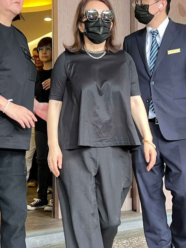 黃鶯鶯步出靈堂。