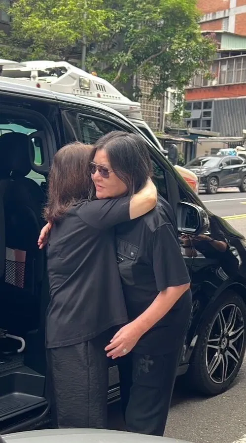 黃鶯鶯（左）擁抱寬姐致哀。