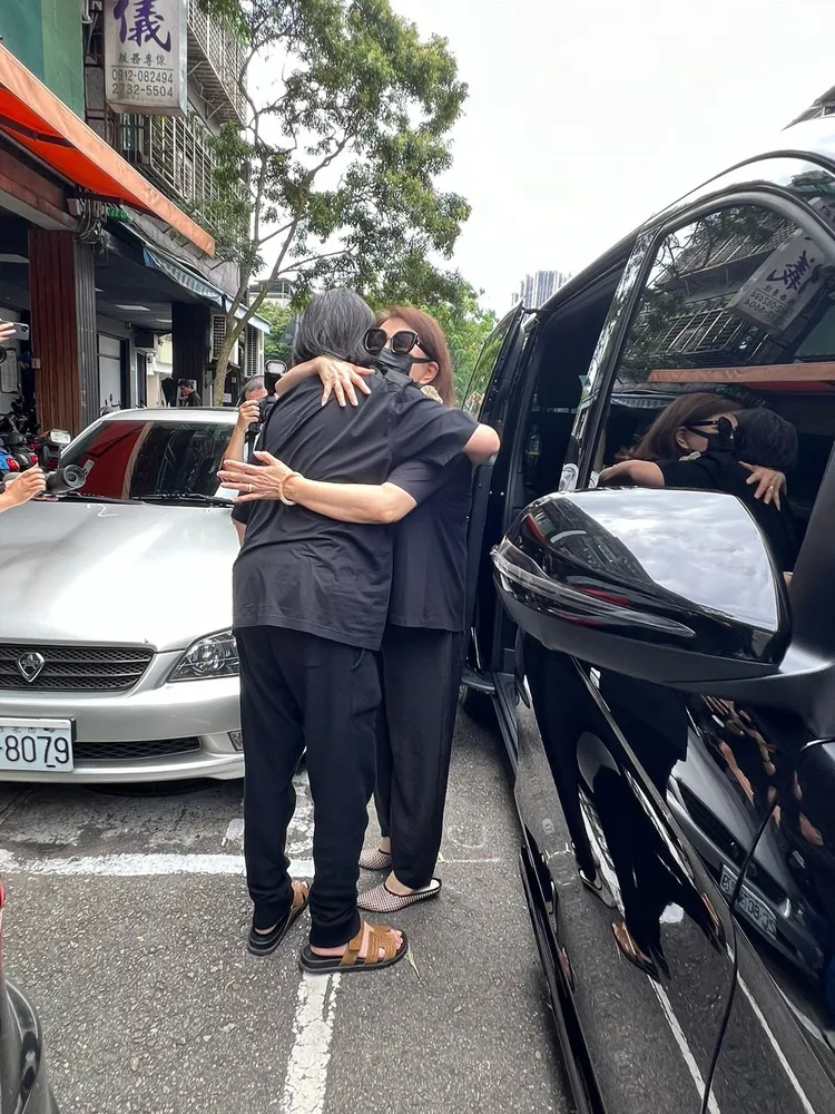 這一抱，37年感情盡在其中。