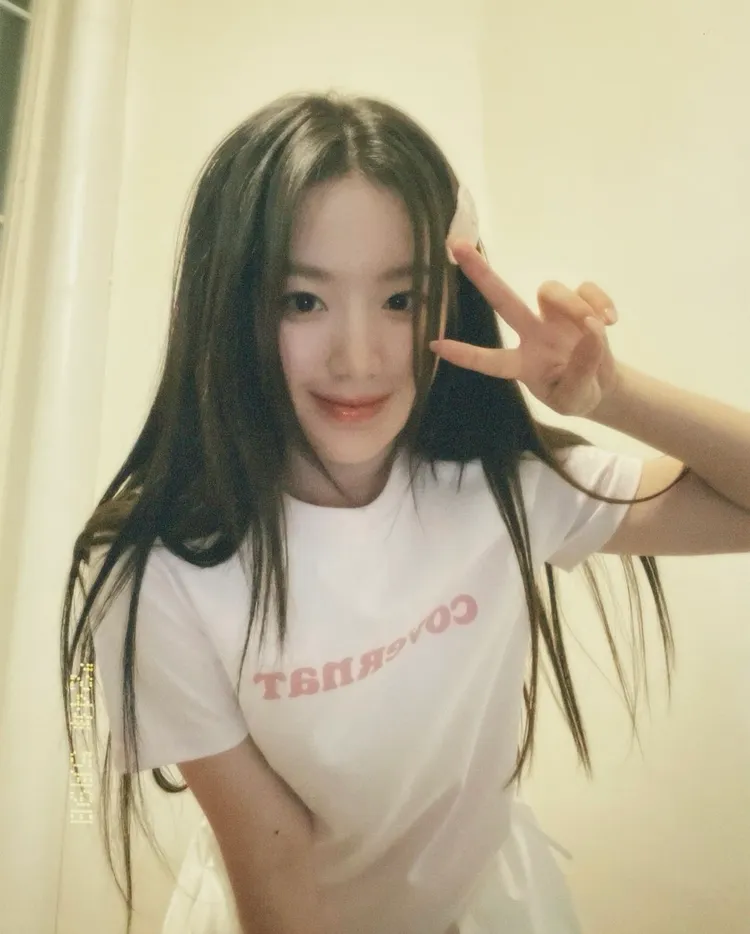 葉舒華對鏡頭俏皮比YA。翻攝葉舒華IG