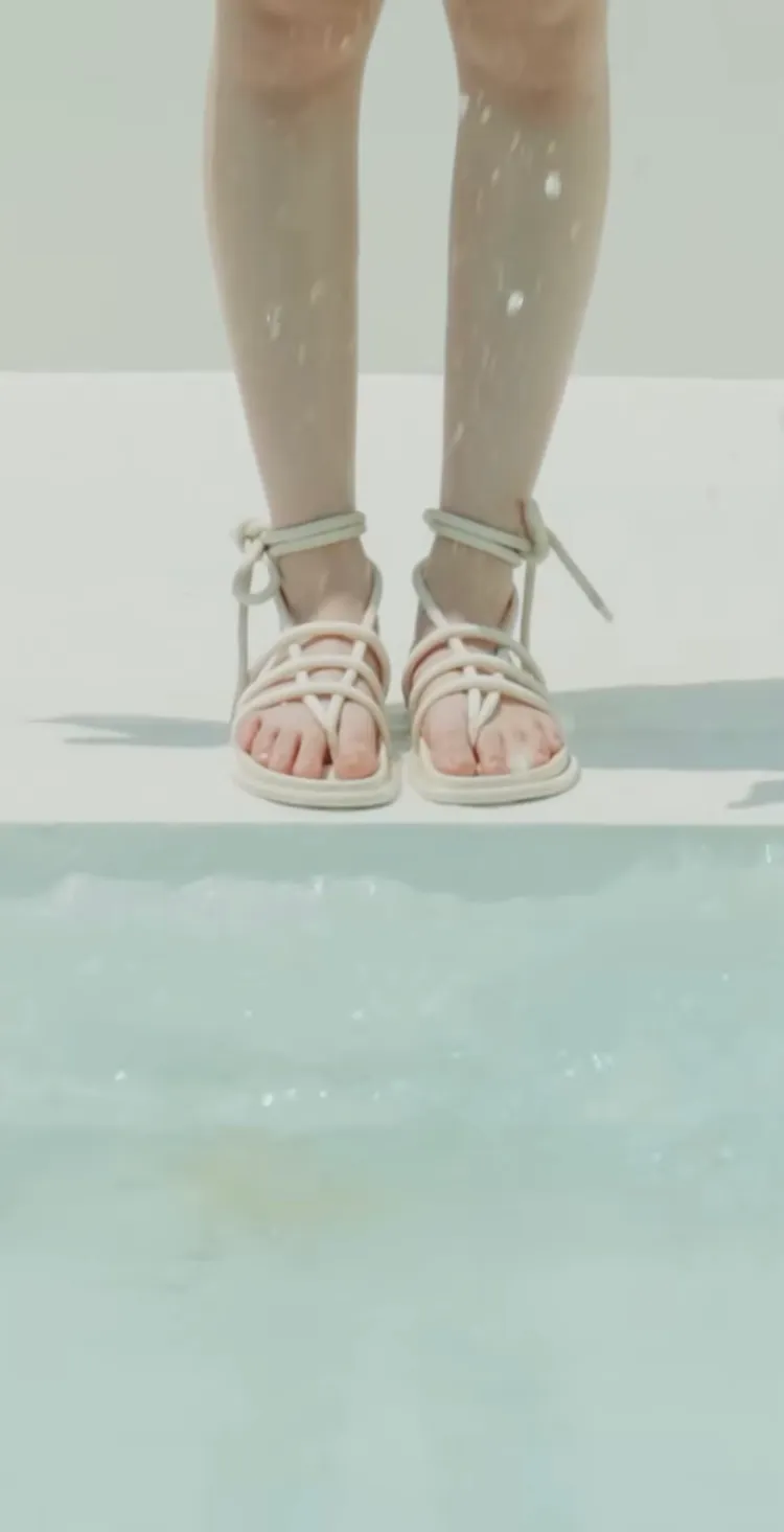 影片中葉舒華露出的腳丫意外引起網友討論。翻攝COVERNAT IG