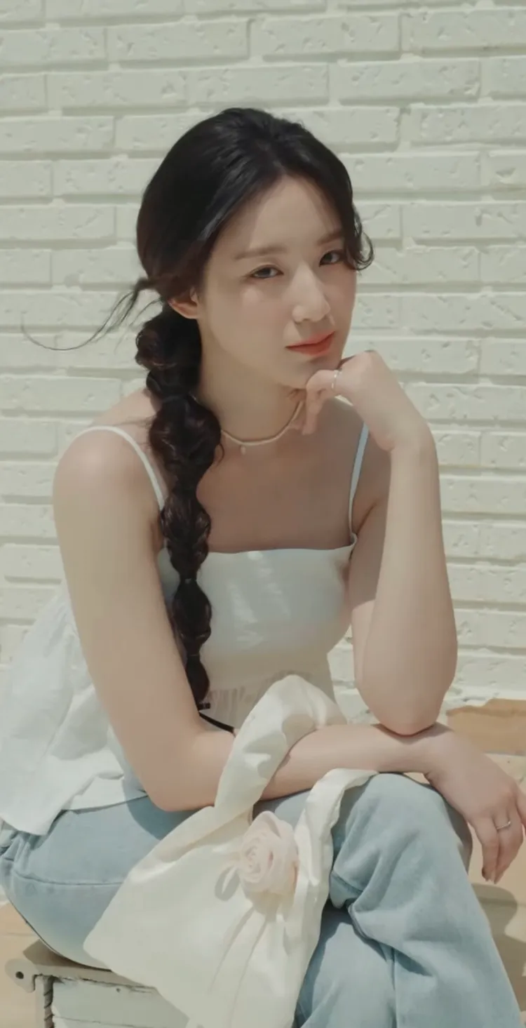 葉舒華的造型相當有夏日風情。翻攝COVERNAT IG