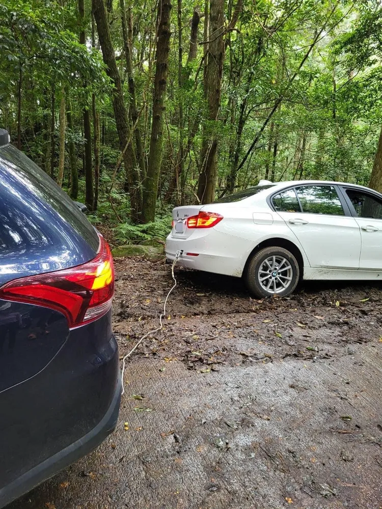 警員借來吊索拖吊。橫山警分局提供