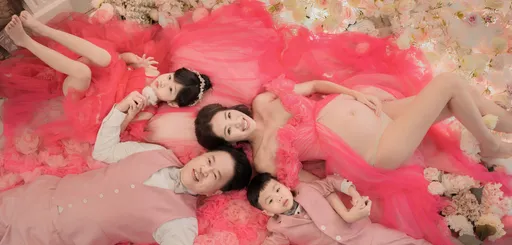 劉伊心挺33週肚拍孕婦寫真 全家穿高訂登陽明山