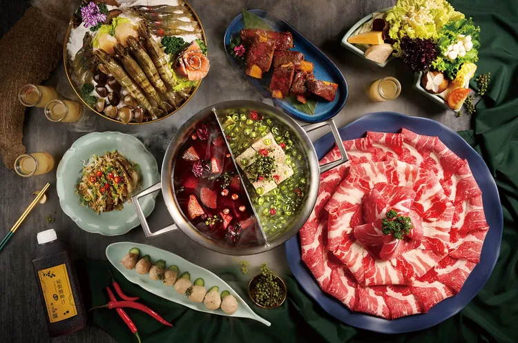 精品麻辣鍋「青花驕」推出平日雙人商業午餐，每週一至週五下午16點前到店內用，飽食麻辣湯底、肉品、蝦滑、附食和飲料，現享89折優惠價1199元。業者提供