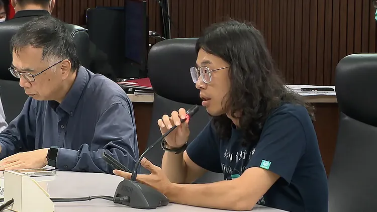 地球公民基金會行銷部主任鄧宇佑出席台積電環評大會，要求高雄2030年減碳30%目標，半導體S廊帶產業鏈應同步承諾RE100。地球公民提供