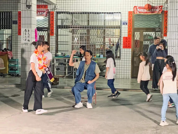 黃鐙輝受到家庭熱烈歡迎受寵若驚。公視提供