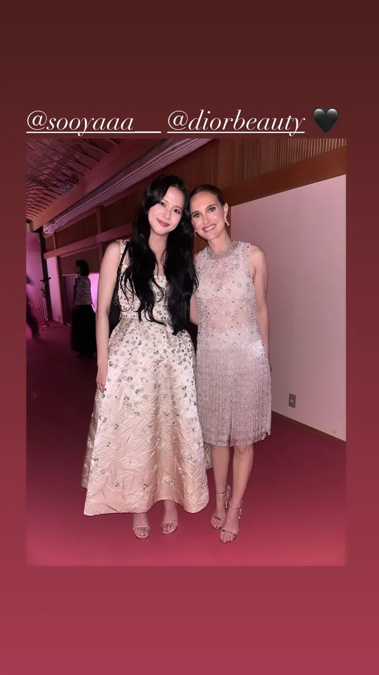 Jisoo（左）與娜塔莉波曼的合影看上去也變得比以往圓潤。翻攝natalieportman IG
