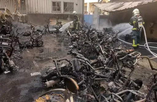 竹縣戶外停車場大火　近60部電動機車燒成骨架