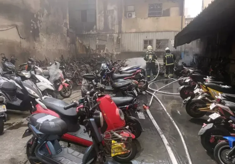 竹縣某戶外停車場火警。竹縣消防局提供