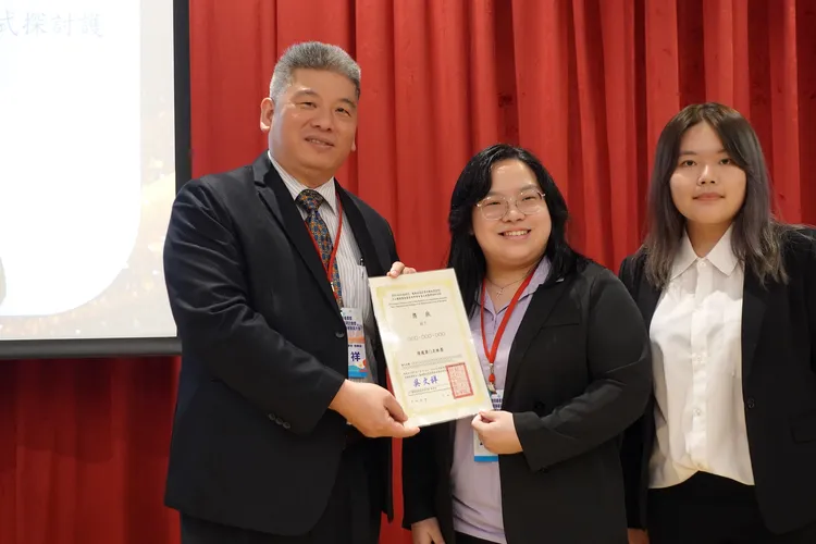 中山醫大醫管系學生團隊榮獲海報論文第一，玉山醫務學會理事長吳文祥(左)頒獎表揚。校方提供