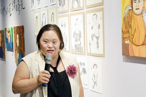 知名韓劇《我們的藍調時光》「英希」鄭恩惠首度來台個展 《育成社福》憨寶貝溫馨獻禮 傳遞祝福