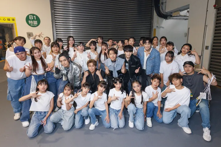 Energy日前驚喜與30位捷運盃街舞選手共同挑戰《星期五晚上》的E16蹲。寬寬整合行銷提供