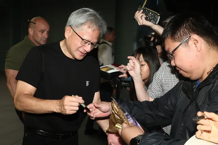 黃仁勳親切的幫送機民眾簽名。彭欣偉攝