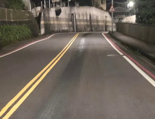 基隆公車沿路漏油1公里!害10人慘摔受傷 許睿慈痛批市府慢半拍