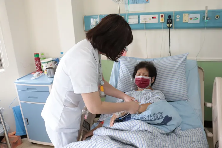 張女士肋骨斷裂，疼痛難耐，微創手術解痛。彰化醫院提供