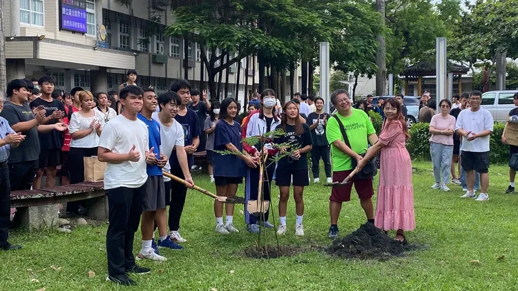 全校師生於結業式共同見證植樹，延續世代傳承守護校園的故事。六龜高中提供
