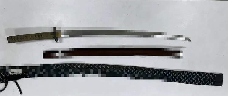 鄭男在校園揮舞武士刀，落網時被警方查扣。資料照片