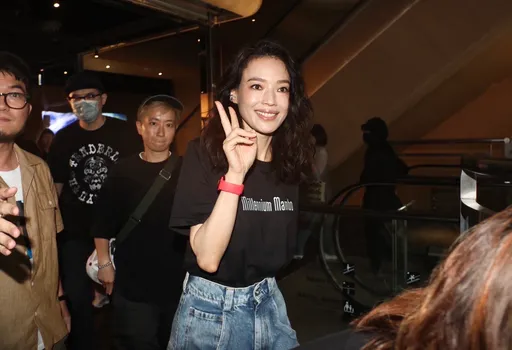 舒淇久違公開露面超俏皮！曝當年合作侯導拍攝秘辛