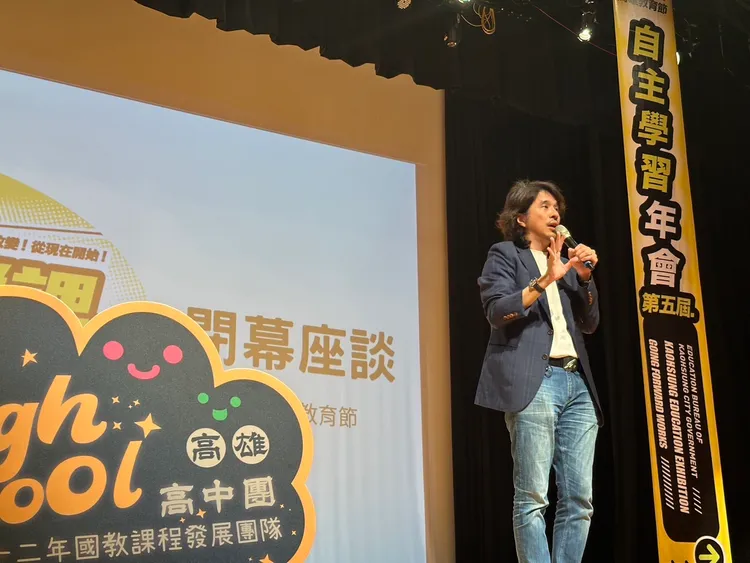 葉丙成次長期許身處數位精進時代的師生，透過課程設計建立探索和思辨的習慣，培養自主學習能力。教育局提供