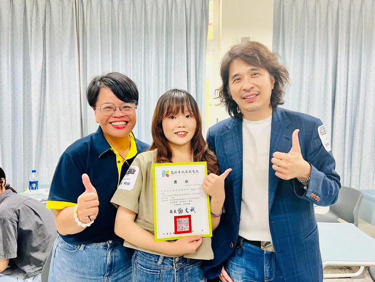 鼓山高中洪儀安以「歌仔戲演員的自我認同」為題，深入探討歌仔戲演員的內心世界，讓葉丙成大為感動。翻攝葉丙成臉書