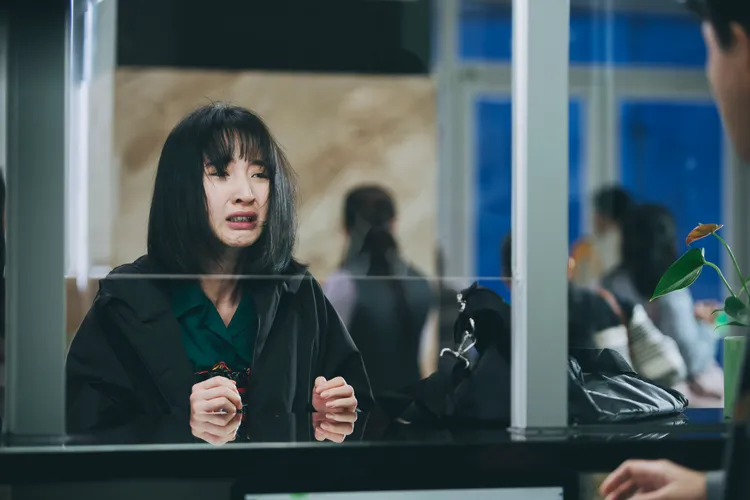 李沐外套內綁著炸彈哽咽爆哭跟行員求救的劇情成為一大看點。Hami Video提供