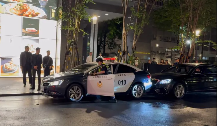 周杰倫、金智媛現身Dior開幕，警車到場取締違停卻撞上「900萬邁巴赫」。翻攝threads/ktc.121