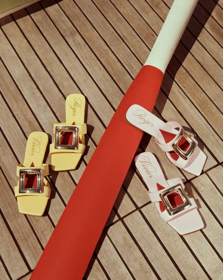 經典方扣以更圓潤、柔和的線條呈現。品牌提供