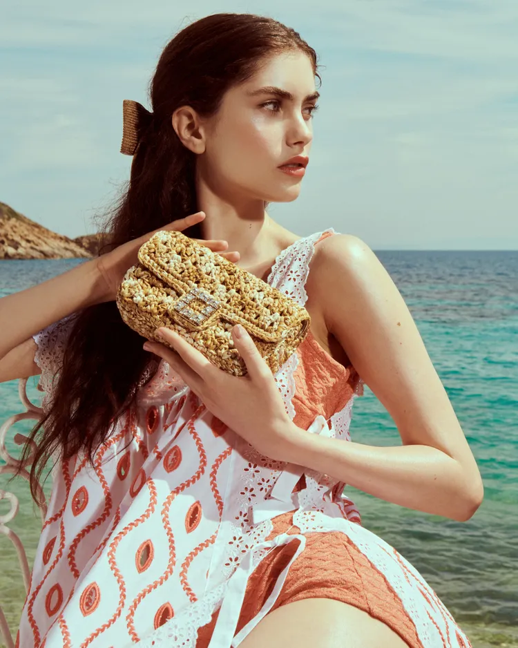 拉菲草手拿包相當有夏日清爽氣息。品牌提供