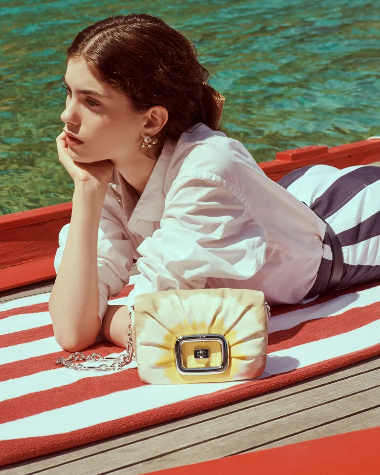 Viv' Choc泡芙包推出紮染效果的樣式。品牌提供