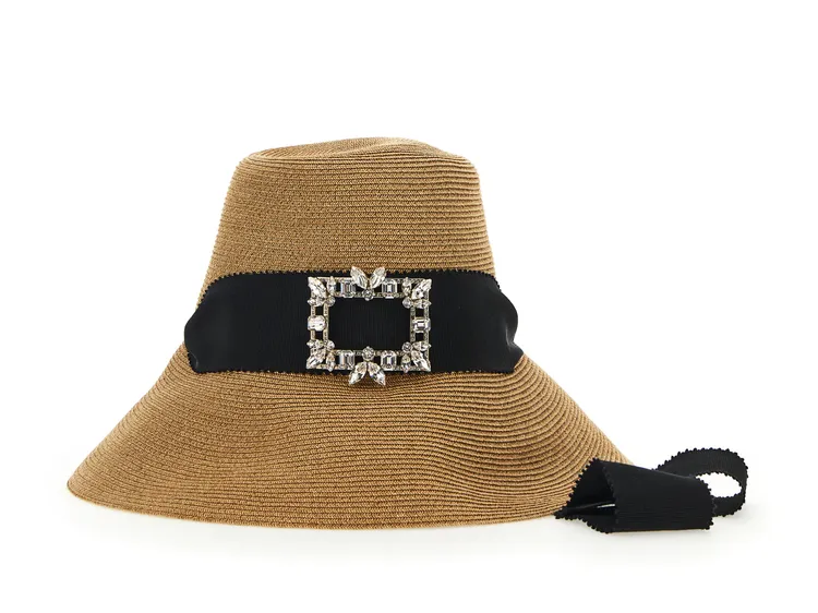 Broche拉菲草鑽扣草編帽，3萬8000元。品牌提供