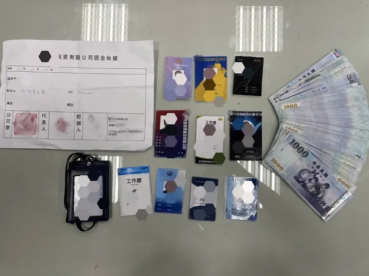 警方查扣偽造員工證及贓款。桃園警分局提供