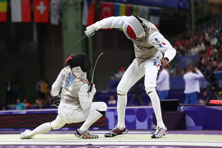 陳奕通(左)打進32強。  中央社