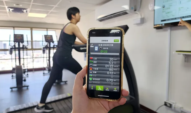 奇美醫院體適能中心重新啟用，員工可透過手機監控運動情形。奇美醫院提供