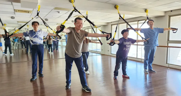 奇美醫院院長林宏榮率領院內同仁，一起跳最近很夯的16蹲。奇美醫院提供