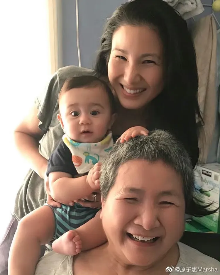 鄭佩佩（前）晚年喜迎女兒生的孩子當外婆。翻攝原子鏸微博