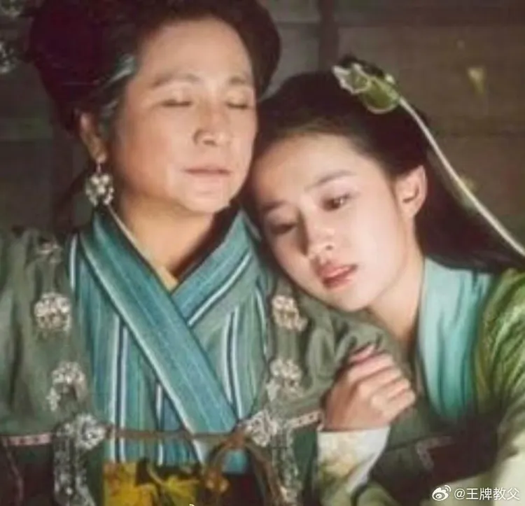 鄭佩佩（左）作品無數。