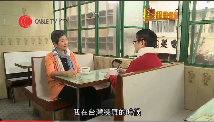 鄭佩佩（左）接受訪問時聊到台灣。翻攝星級會客室