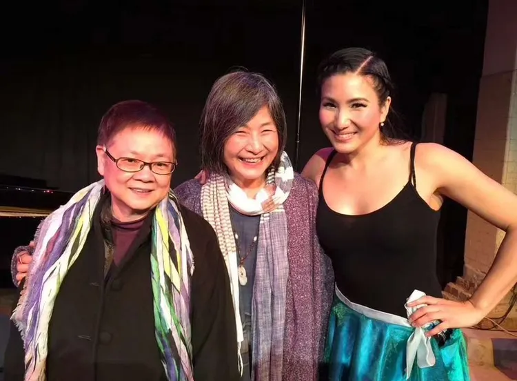 原子鏸（右起）、鄭佩佩母女情深，左為媒體人汪曼玲。汪曼玲提供