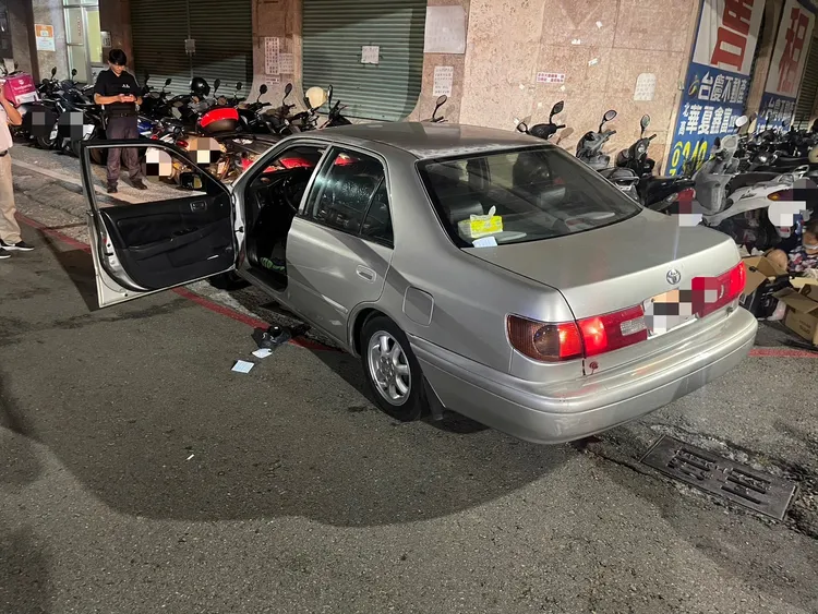謝男昨晚駕車返家，途中突發心肌梗塞，車輛滑行撞上騎樓機車停下，雖送醫急救仍回天乏術。警方提供