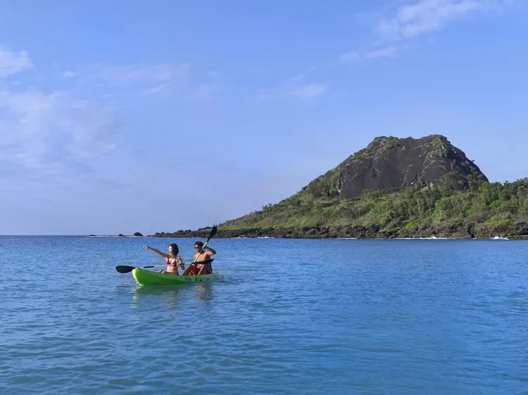 享受海上風光，乘著獨木舟切換不同視角，隨波欣賞青蛙石及沿岸山海景緻。業者提供