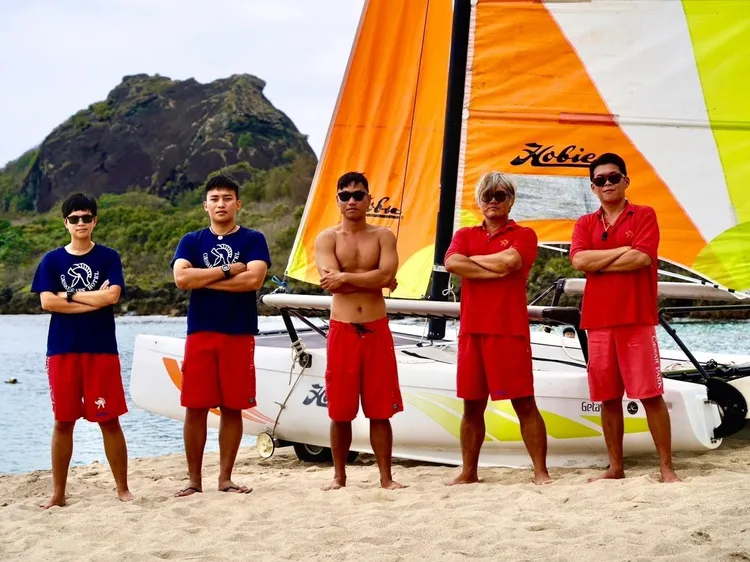 體驗帆船自駕悠揚出航，由專業教練帶領，感受乘風破浪的刺激感。業者提供