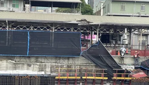 超重還硬要「試試看」!吊臂「腰折」砸壞台南火車站月台 包商這下慘了