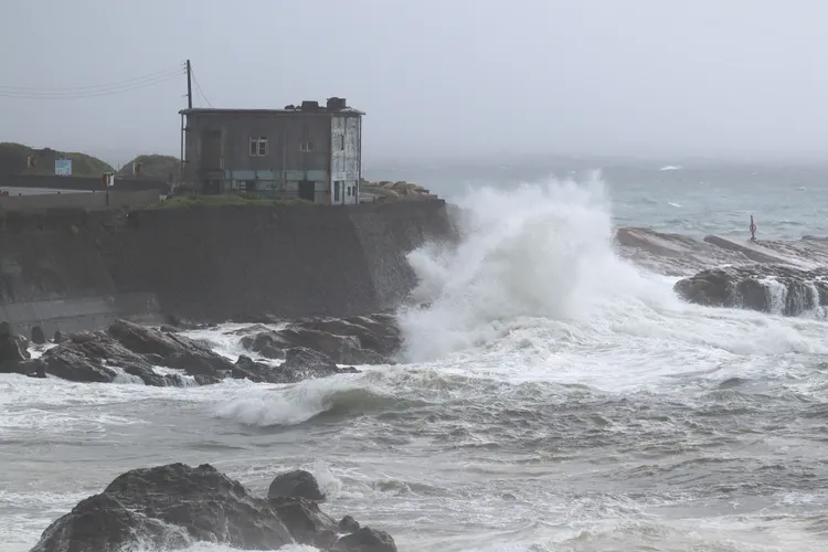 凱米颱風期間氣象署2天內總共發布23次大雷雨即時訊息，為有紀錄以來最高頻次。彭欣偉攝