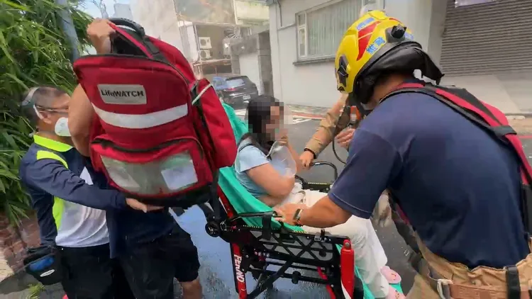 警消趕抵滅火，並升起雲梯車將民眾救出。翻攝畫面