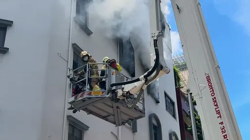 台南民宅火警!濃煙沖天救出3人 7旬母受困頂樓電梯旁身亡